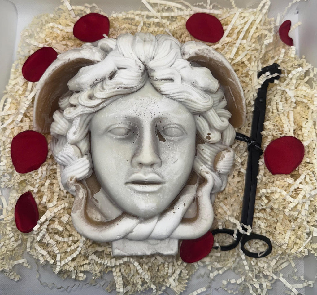 XL Medusa candle 1.2 kg  100 % organic beeswax and soy 2 years in the making! Wick trimmer and snuffer included